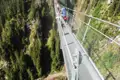 Hängebrücke über einer Schlucht.