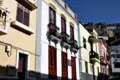 Reihe von bunten Häusern in einer Stadt.