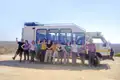 Reisegruppe vor dem Safaribus, bereit für die nächste Etappe ihrer Reise.