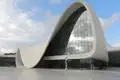 Die geschwungene Architektur des Heydar-Aliyev-Zentrums in Baku.