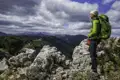 Wanderer auf einem Berggipfel mit Blick auf das Tal.