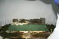 Schlafplatz im Iglu mit Fellen und Decke.