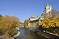 Herbstliche Ansicht des Müllerschen Volksbads an der Isar in München.