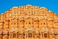 Fassade des Hawa Mahal mit seinen vielen Fenstern und kunstvollen Verzierungen.