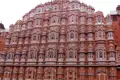 Fassade des Hawa Mahal mit seinen zahlreichen Fenstern.