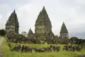 Die majestätischen Türme des Prambanan-Tempels erheben sich in den Himmel.