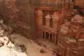 Das Schatzhaus in Petra, Jordanien, aus einer erhöhten Perspektive. Touristen erkunden den Bereich vor dem Monument.