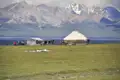 Unterkunft während der Reise: Jurte und Zelt am Seeufer mit Blick auf die Berge.