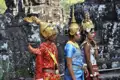 Traditionelle kambodschanische Tänzer und Darsteller in aufwendigen Kostümen posieren in Angkor Wat.