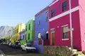 Reihe von Häusern in leuchtenden Farben.