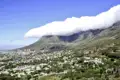 Tafelberg mit Wolkenformation und Blick auf Kapstadt.