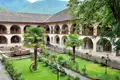 Historische Karawanserei mit Innenhof und Garten.