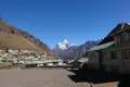 Himalaya-Dorf mit Blick auf einen schneebedeckten Berg