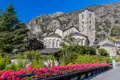 Historische Kirche Sant Esteve in Andorra la Vella, eingebettet in die Pyrenäenlandschaft.