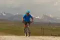 Mountainbiker auf einer Bergstrecke.