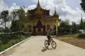 Radfahrer vor einem Tempel während einer Radreise.