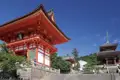 Rotes Tor und Pagode eines japanischen Tempels.