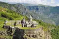 Panoramablick auf das Tatev Kloster in Armenien, welches auf einem Felsplateau hoch über der Worotan-Schlucht thront.