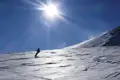 Skifahrer auf einer sonnigen Skipiste.