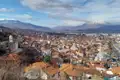Panorama von Prizren mit Blick auf die Altstadt und die umliegenden Berge.