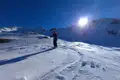 Skifahrer auf einer sonnigen Skipiste