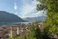 Panorama der Bucht von Kotor mit Blick auf die Stadt und die umliegenden Berge.