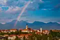 Stadtansicht mit Bergen und Regenbogen.