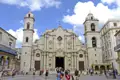 Die Fassade der Kathedrale von Havanna mit ihren zwei Glockentürmen und dem barocken Eingang.