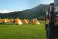 Reise-Basislager mit Zelten und LKW.