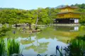 Der Goldene Pavillon (Kinkaku-ji) in Kyoto, Japan, umgeben von einem ruhigen Teich und blühenden Schwertlilien.