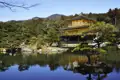Der Goldene Pavillon (Kinkaku-ji) in Kyoto, Japan, mit seiner goldenen Fassade, die sich im umliegenden Teich spiegelt.