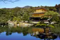 Der Goldene Pavillon (Kinkaku-ji) in Kyoto, ein Zen-buddhistischer Tempel, dessen obere zwei Stockwerke vollständig mit Blattgold bedeckt sind.