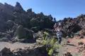 Wandergruppe auf einem Lavafeld.