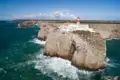 Leuchtturm und Klippen am Kap St. Vincent in Portugal.