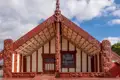 Maori-Versammlungshaus mit traditionellen Schnitzereien.