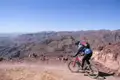 Mountainbiker auf einem Bergpfad in der Wüste.
