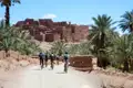 Mountainbiker auf dem Weg zu einer historischen Lehmbausiedlung.