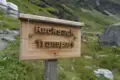 Schild für Rucksacktransport auf einer Wanderroute.