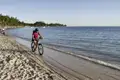 Radfahrerin am Strand