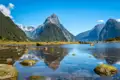 Spektakuläre Berglandschaft am Milford Sound mit klarer Spiegelung im Wasser.