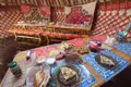 Traditionelles Frühstück in einer Jurte, serviert auf einem Tisch mit bunten Tischsets und landestypischen Speisen.