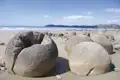 Moeraki Boulders am Strand von Koekohe Beach, Neuseeland.