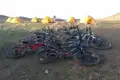 Mountainbikes und Zelte im Camp, bereit für die nächste Etappe der Reise.
