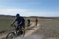 Mountainbiker auf einer Offroad-Strecke in der Wüste.