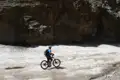 Mountainbiker durchquert eine Schlucht auf einem Mountainbike.