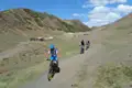 Mountainbiker auf einer Tour durch hügeliges Gelände.
