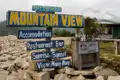 Schild für das Mountain View in Kiphire, das Unterkunft, Restaurant und Blick auf Sonnenaufgang und Sonnenuntergang anbietet.