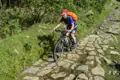 Mountainbiker bewältigt einen steinigen Abschnitt der Route.