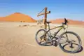 Mountainbike an der Düne 45 in Namibia.