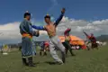Mongolische Ringer demonstrieren ihre Fähigkeiten und Techniken während eines traditionellen Ringkampfes.